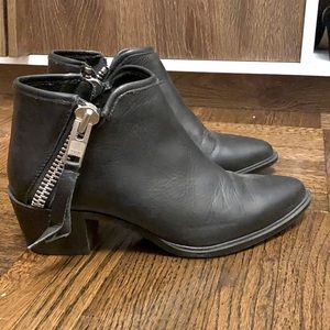 Great fall booties w zip detail!